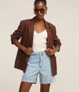 Short de jeans celeste con cintura alta, trabillas y bolsillos.