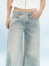 Pantalón de jean celeste de corte ancho con costuras verticales en el frente.