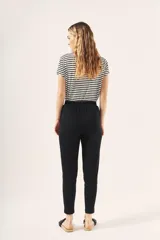 Pantalón babucha negro con cintura elastizada y cordón ajustable.