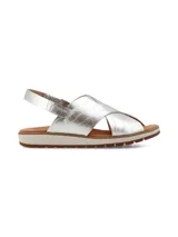 Sandalia plateada con tiras cruzadas con textura tipo piel de cocodrilo, suela blanca y tira trasera elástica.