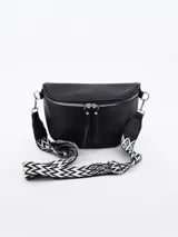 Riñonera negra de cuero con forma curva y cierre superior de cremallera metálica plateada. Presenta tiradores de cuero colgantes en los cursores y anillas metálicas a los lados para sujetar la correa.