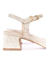 Sandalias de cuero color blanco con diseño tramado metalizado, taco cuadrado de 5 cm y pulsera al tobillo con hebilla.