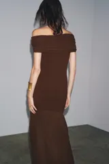 Vestido midi marrón de punto, con escote recto con hombros descubiertos y manga corta con frunces.