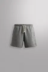Bermudas jogger cortas confeccionadas en tejido de algodón con interior de rizo. Cintura elástica ajustable con cordón. Bolsillos frontales de vivo. Logo bordado en el bajo.