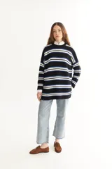 Sweater a rayas en tonos azul y blanco, con mezcla de algodón y acrílico, diseño holgado.
