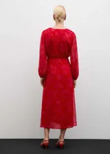 Vestido midi rojo con estampado floral, escote en V, mangas largas abullonadas y lazo ajustable en la cintura.