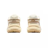 Zapatillas urbanas Lacoste modelo L003 2K24, color blanco con detalles en beige y suela chunky.