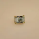 Anillo ancho en plata 925 con detalles en oro y circonia ovalada central. Diseño texturizado y pulido. 