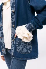 Campera de jean azul con detalles de jean camuflado en cuello, solapas, bolsillos y puños.