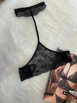 Collarín negro de encaje con cuello regulable. Accesorio sin bralette.