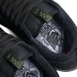 Championes Vans Skate Old Skool 36 +, color negro con detalle de la línea lateral en verde oscuro.