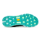 Championes de trail running Merrell Agility Peak 5, color azul con detalles en verde agua y verde lima. Cuentan con capellada de malla y TPU transpirable, cordones y refuerzos reciclados, puntera protectora, entresuela de espuma FloatPro y suela de goma Vibram Megagrip.