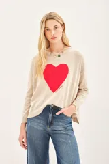 Sweater beige de tejido mezcla de cashmere, calce holgado y bordado de corazón rojo con la palabra 'amour' en el frente.