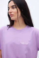 Remera color crema con estampado pequeño en el pecho con la leyenda "UNFRM. Redefining Energy Club".