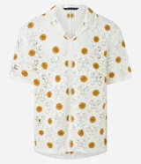 Camisa masculina de corte boxy, color crudo con diseño calado de ganchillo y girasoles color mostaza.