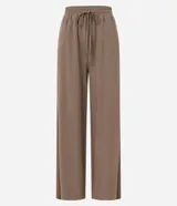 Pantalón recto color marrón claro, confeccionado en tejido orly con viscosa certificada, cintura elastizada con lazo ajustable.