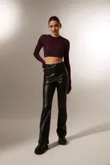 Pantalón negro de eco cuero, corte flare.