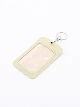 Llavero porta tarjeta rectangular con estampado animal print en tonos beige y negro, con corazones lilas.