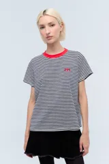 Remera a rayas horizontales blancas y azul marino, de corte recto, con cuello redondo rojo y logo bordado en el pecho.