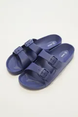 Sandalias tipo Birkenstock color azul marino con hebillas ajustables.