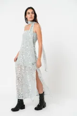 Vestido midi plateado de tul foil con forro, strapless con lazo en el cuello y tajos laterales.