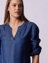 Blusa de lyocell azul, marca Alex & Parker, con cuello a la base y escote en V. Manga ¾ con terminación fruncida.