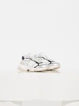 Zapatilla deportiva acordonada en mesh y cuero vacuno, con detalles en goma y forro de poliéster.