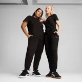 Pantalón de jogging negro, marca Puma, con logo blanco estampado en el muslo izquierdo, cintura elástica con cordón ajustable y puños elásticos.