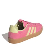 Championes Adidas VL Court 3.0 de gamuza rosa con detalles en amarillo pastel y suela color caramelo.