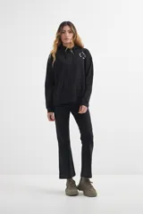 Hoodie de algodón color azul claro deslavado, con capucha ajustable con cordones y bolsillo canguro frontal.