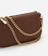 Cartera baguette color marrón con textura croco, asa corta y cadena larga dorada.