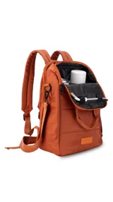 Mochila matera de tela impermeable color naranja con diseño acolchado. Dispone de dos compartimientos con cierre, uno de ellos con organizadores internos para el kit de mate. Incluye correas de hombro ajustables, asa de mano y correa larga desmontable.
