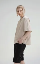 Remera color beige de manga corta y cuello redondo, de calce boxy fit, confeccionada en algodón.