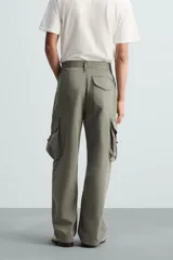 Pantalón cargo de algodón color verde oliva, corte regular fit, con bolsillos laterales con fuelle y solapa, y efecto lavado.