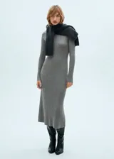 Vestido midi negro de tejido de punto acanalado, con cuello alto y mangas largas.