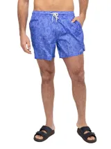 Short de baño azul con textura de lino y cordón blanco en la cintura.