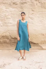 Vestido largo de lino color verde, con corte suelto y espalda descubierta.