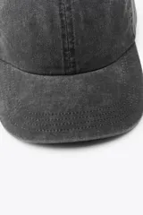 Gorra color crudo de sarga de algodón con efecto lavado.
