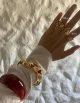Anillo dorado con forma irregular, regulable. Fabricado en acero inoxidable.