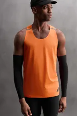 Par de manguitos de running color amarillo flúor, confeccionados en tejido técnico elástico, con banda de silicona en el borde superior y logo estampado.