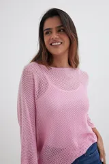 Sweater de punto calado color rosado, de mangas largas y cuello redondo.
