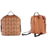 Mochila color topo agamuzada con detalle tramado al frente, apertura superior con cierre metálico, división al medio y bolsillos internos. Incluye correa corta de mano y correas regulables para colgar en la espalda.