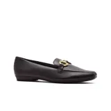 Zapato casual de cuero negro con detalle de hebilla dorada.