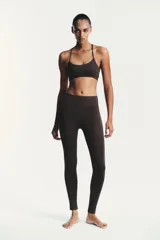 Calza capri de lycra color marrón oscuro, tiro alto y tejido combinado en tul a tono.