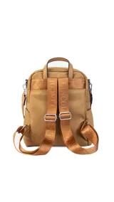 Mochila color beige combinada en tela impermeable y cuero sintético, con correa corta para usar como cartera. Incluye un bolsillo grande con cierre al frente y bolsillos laterales.