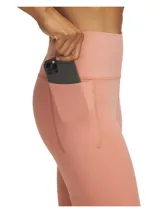 Calza deportiva color salmón, tiro alto, corte capri y calce ajustado.