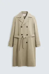Trench largo regular fit color beige confeccionado en tejido italiano repelente al agua. Tiene cuello con solapas de pico, manga larga con puño ajustable con trabilla, bolsillos de vivo en cadera, bolsillo interior, cinturón del mismo tejido en cintura, bajo con abertura en centro espalda y cierre frontal de botonadura cruzada.
