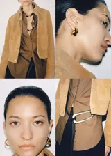 Chaqueta marrón de cuero gamuzado, con cuello camisero, cierre frontal con botones, dos bolsillos de parche delanteros y puños abotonados.