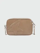 Bandolera Golden Goose modelo Star Bag Mini, color visón, confeccionada en cuero con acabado brillante. Presenta cierre superior con cremallera, correa de cadena metálica y aplique de estrella en el frente.