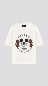 Remera blanca de algodón con cuello redondo y mangas cortas. Estampado frontal con Mickey Mouse, tigres y texto en inglés y chino.
